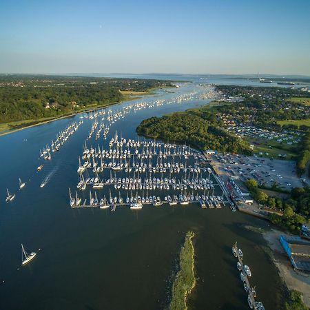 Mercury Yacht Harbour And Holiday Park Bursledon Exterior photo