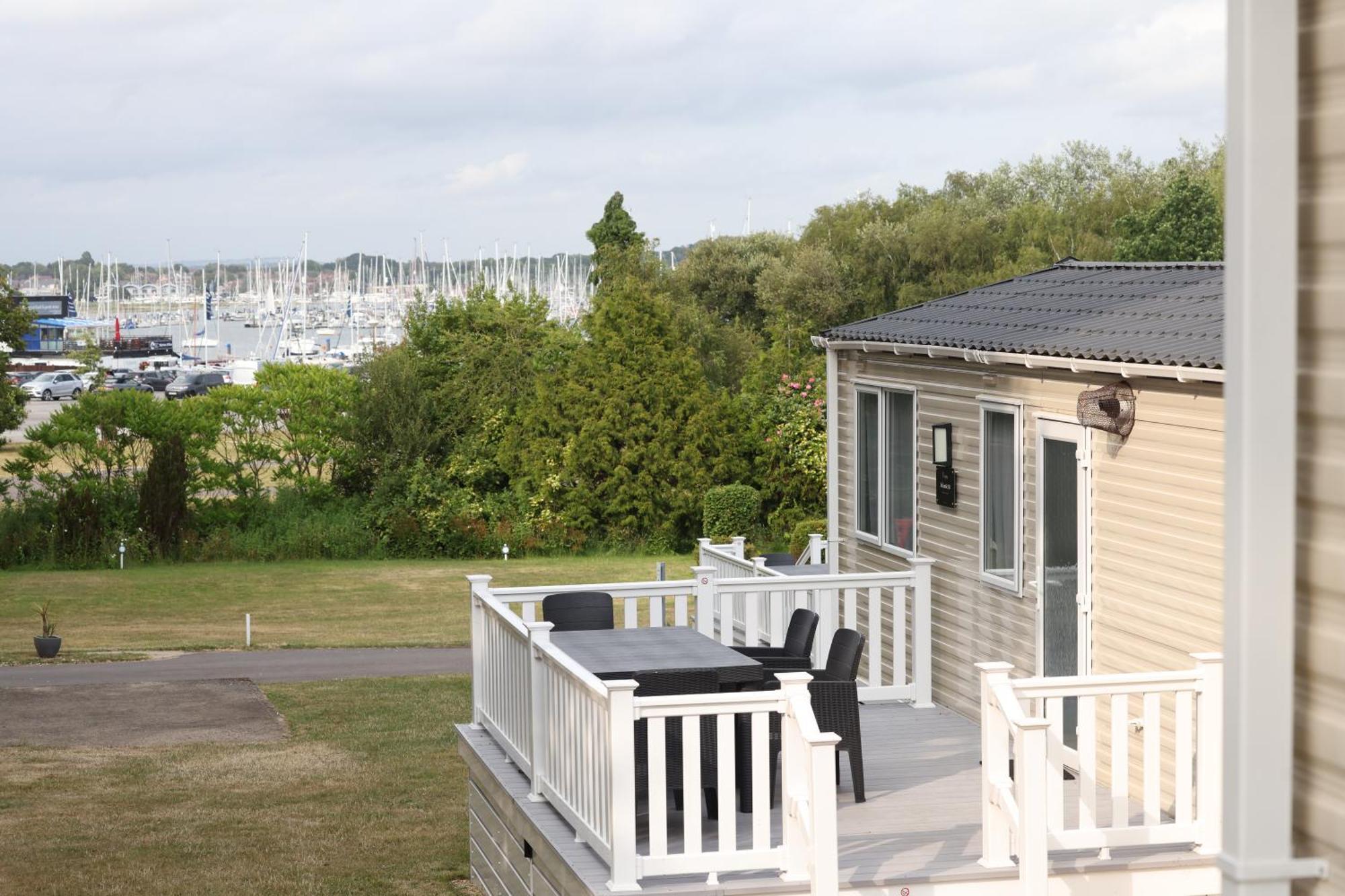 Mercury Yacht Harbour And Holiday Park Bursledon Exterior photo