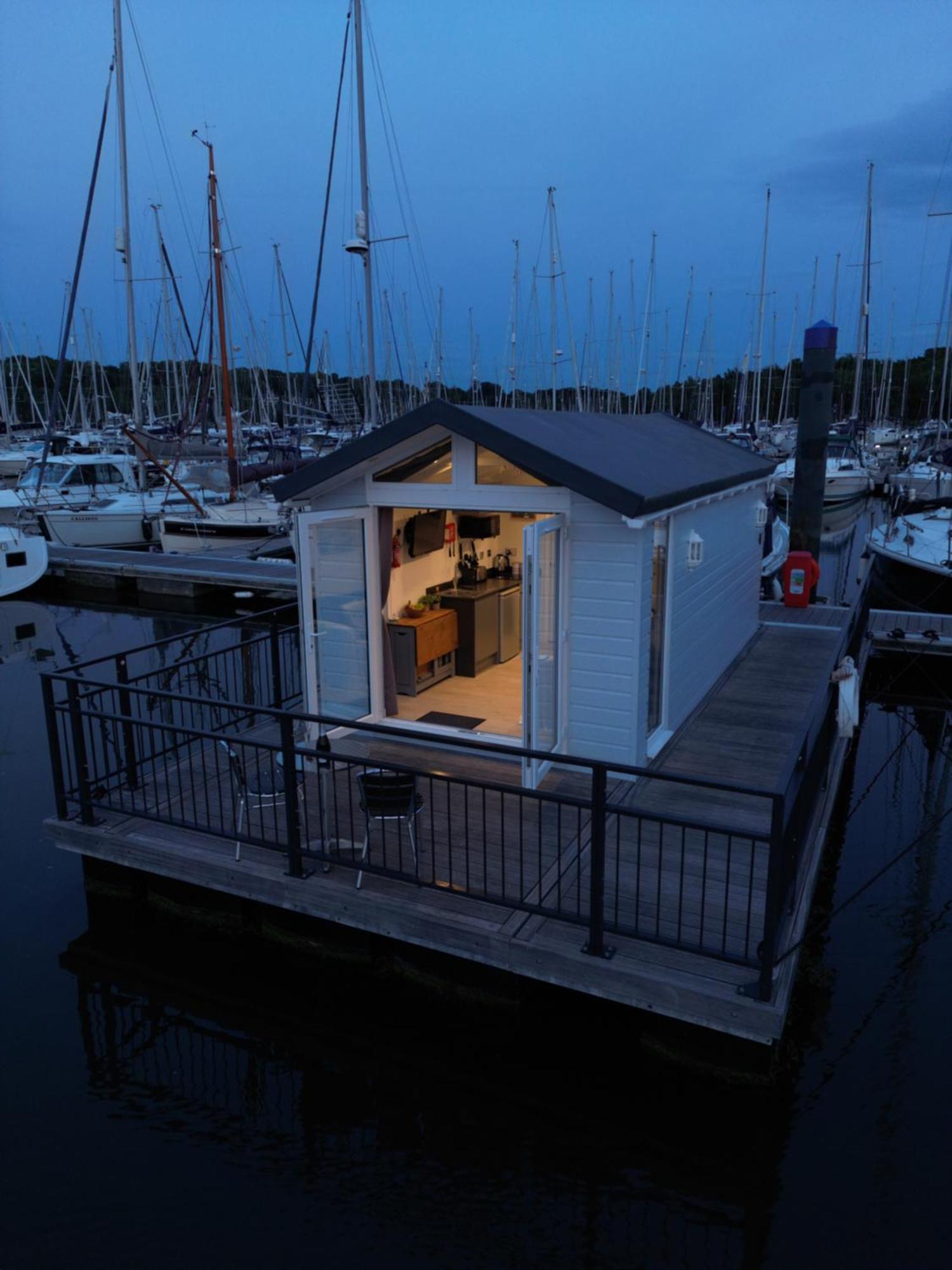 Mercury Yacht Harbour And Holiday Park Bursledon Exterior photo