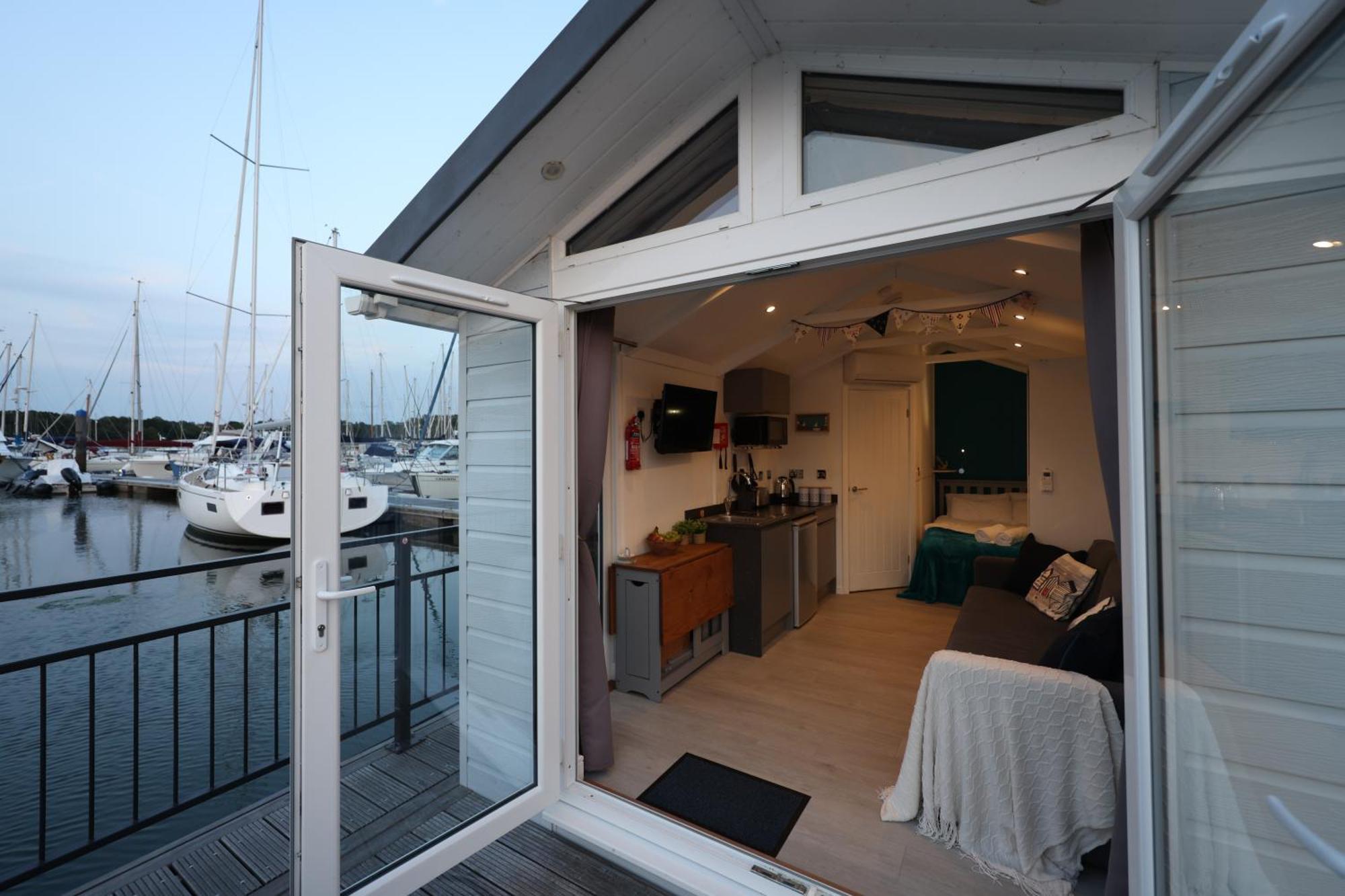 Mercury Yacht Harbour And Holiday Park Bursledon Exterior photo